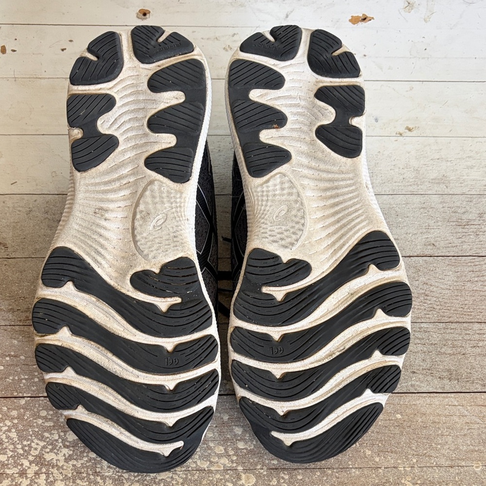 Asics Women's Gel-Nimbus 24 Black and Gray Running Shoes - Picture 9 of 10